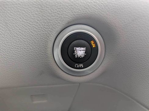 Used 2020 Chrysler Pacifica Touring-L w/ Tire & Wheel Group FWD image 22