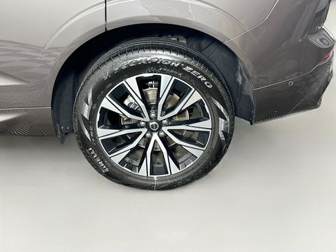 Used 2025 Volvo XC60 B5 Plus image 11