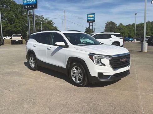 Used 2024 GMC Terrain SLE w/ Driver Convenience Package FWD image 3