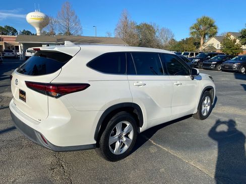 Used 2020 Toyota Highlander LE image 7