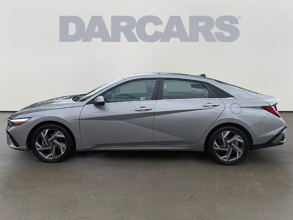 Used 2025 Hyundai Elantra SEL FWD image 4