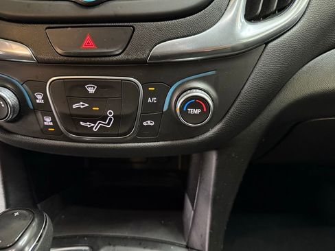 Used 2019 Chevrolet Equinox LT image 32