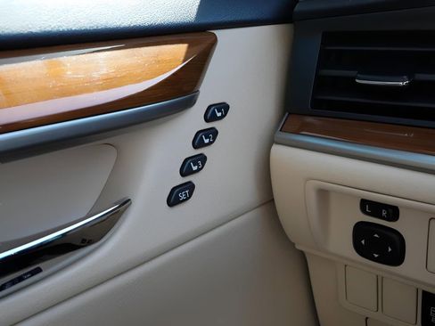 Used 2013 Lexus ES 300h w/ Luxury Pkg image 22