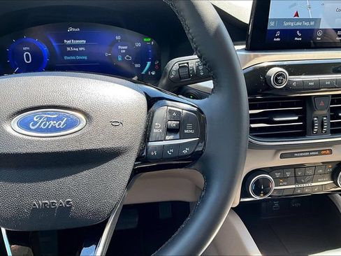 Used 2022 Ford Escape Titanium AWD/4WD image 12
