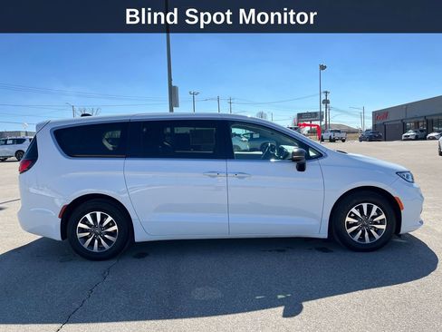 Used 2024 Chrysler Pacifica Select image 8