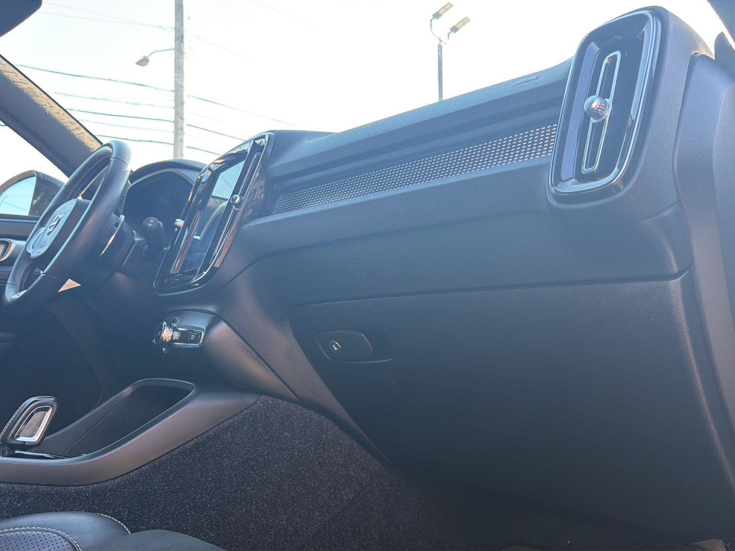 Used 2019 Volvo XC40 T4 R-Design FWD image 16