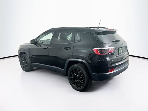 Used 2024 Jeep Compass Latitude w/ Convenience Group AWD/4WD image 5