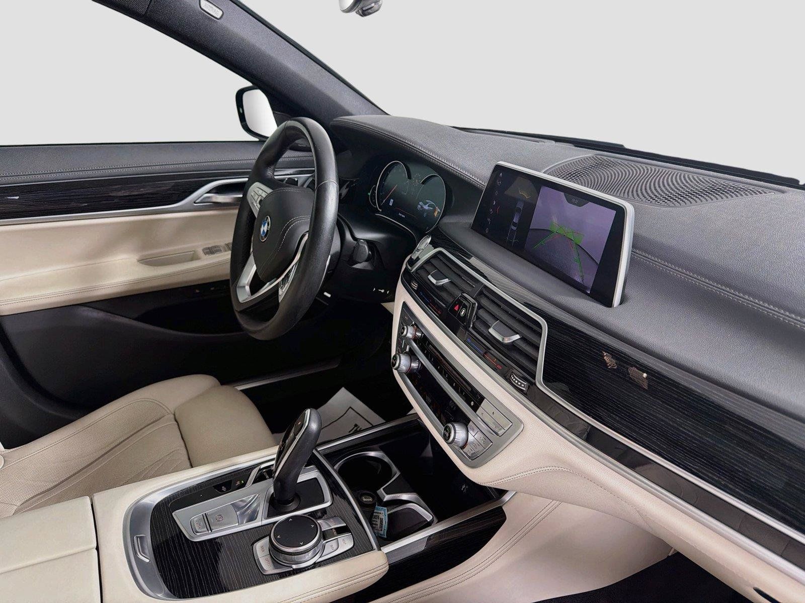 Used 2019 BMW 750i w/ M Sport Package RWD image 29