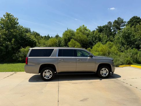 Used 2018 Chevrolet Suburban LT RWD image 11