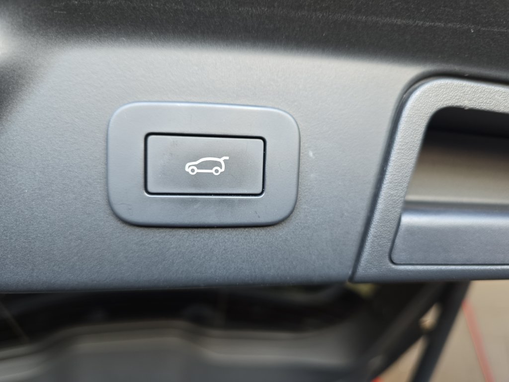 Certified 2025 Land Rover Range Rover Velar Dynamic SE AWD/4WD image 16