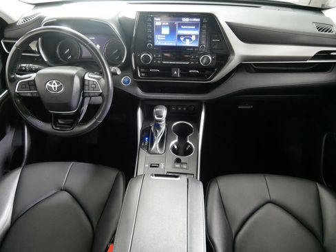 Used 2020 Toyota Highlander XLE image 10