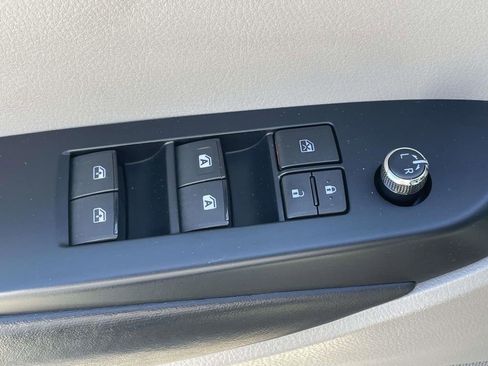 Used 2017 Toyota Highlander Plus AWD/4WD image 17