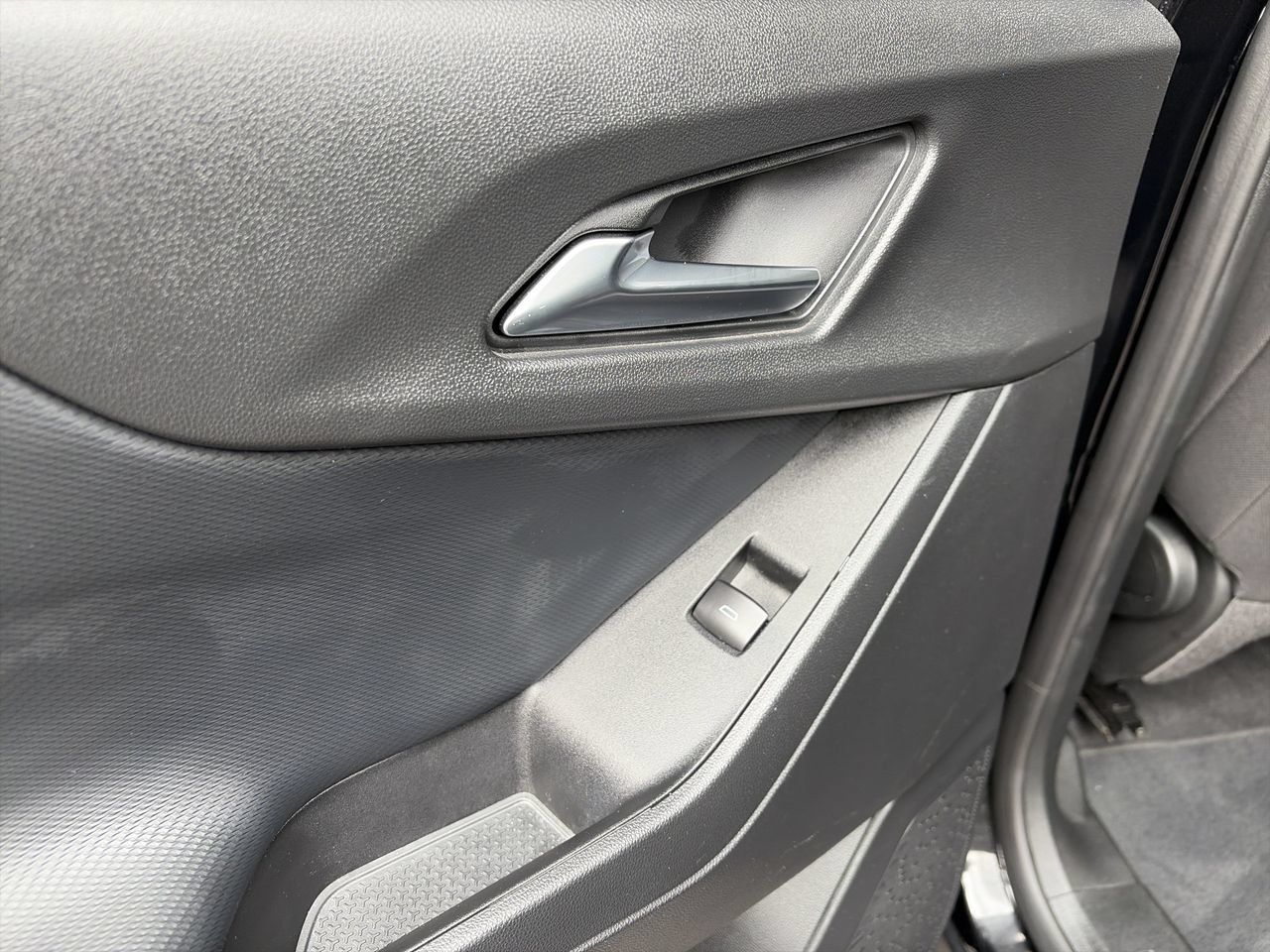 Used 2025 Chevrolet Equinox LT FWD image 17