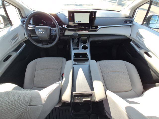 Used 2026 Toyota Sienna LE FWD image 18