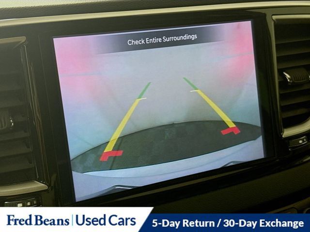 Used 2023 Chrysler Pacifica Touring-L FWD image 18