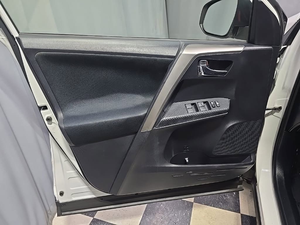 Used 2014 Toyota RAV4 XLE AWD/4WD image 8