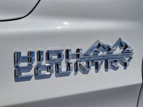Used 2025 Chevrolet Tahoe High Country AWD/4WD image 9