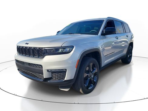 Used 2024 Jeep Grand Cherokee L Limited w/ Black Appearance Package RWD image 3