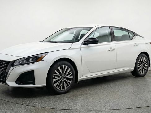 Used 2025 Nissan Altima 2.5 SV FWD image 3