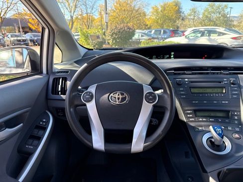 Used 2010 Toyota Prius Five image 2