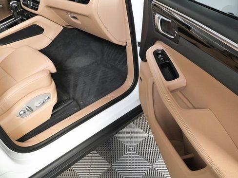Certified 2024 Porsche Macan w/ Premium Plus Package AWD/4WD image 26