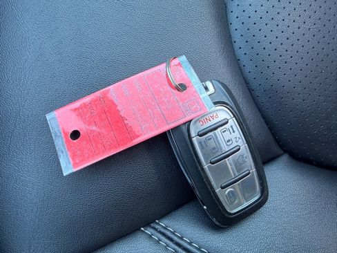 Used 2025 Chrysler Pacifica Select image 41