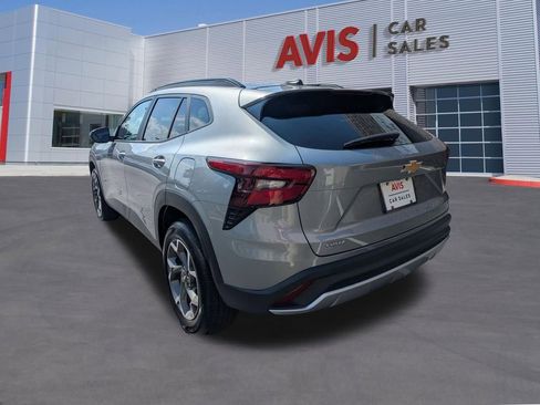 Used 2025 Chevrolet Trax LT w/ LT Convenience Package FWD image 9