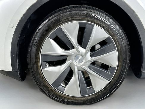 Used 2021 Tesla Model Y Long Range image 12