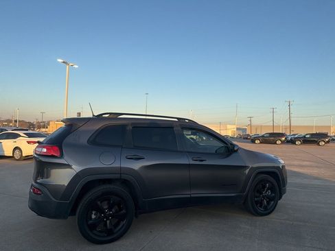 Used 2018 Jeep Cherokee Latitude w/ Altitude Package image 23