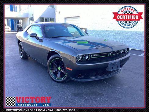 Used 2019 Dodge Challenger SXT image 1