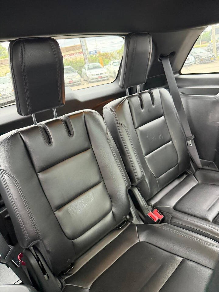 Used 2017 Ford Explorer XLT w/ Equipment Group 202A AWD/4WD image 26