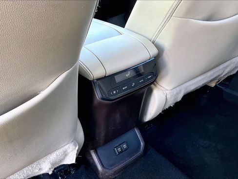 Used 2021 Toyota Highlander XLE AWD/4WD image 10