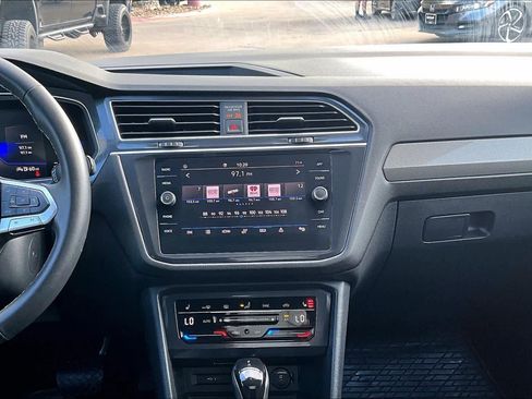 Used 2024 Volkswagen Tiguan SE image 7