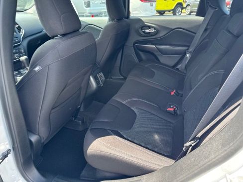 Used 2019 Jeep Cherokee Latitude w/ Popular Appearance Group AWD/4WD image 13
