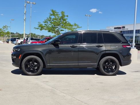 Used 2024 Jeep Grand Cherokee Limited w/ Black Appearance Package AWD/4WD image 9