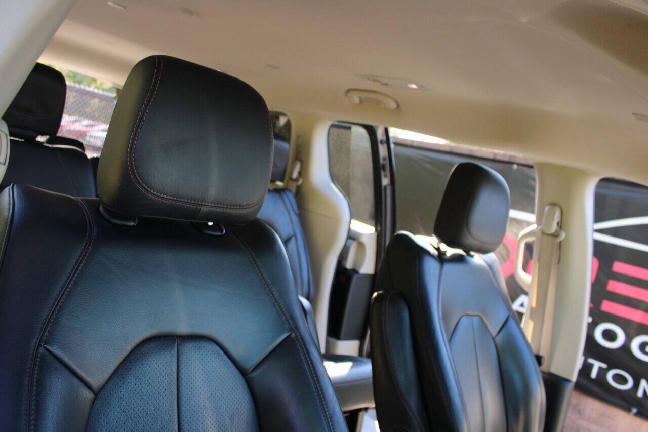 Used 2020 Chrysler Pacifica Touring-L FWD image 15
