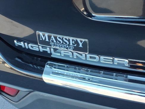 Used 2024 Toyota Highlander XLE image 9