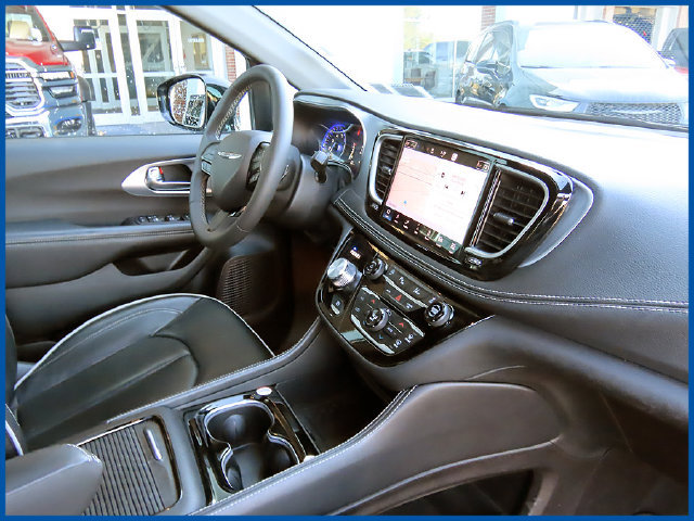 Used 2026 Chrysler Pacifica Limited w/ S Appearance Package FWD image 8