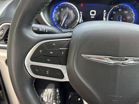 Used 2024 Chrysler Pacifica Touring-L FWD image 22