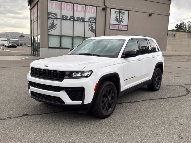 Used 2026 Jeep Grand Cherokee Altitude AWD/4WD image 12