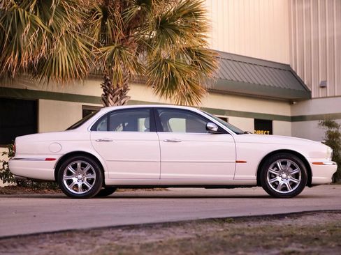 Used 2004 Jaguar XJ8 image 16