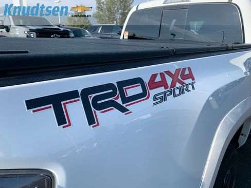 Used 2021 Toyota Tacoma TRD Sport w/ Technology Package AWD/4WD image 9