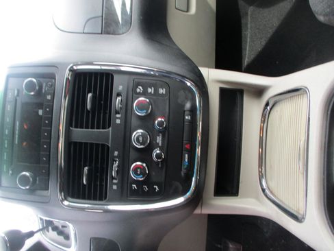 Used 2017 Dodge Grand Caravan SXT FWD image 11