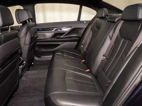 Used 2019 BMW 740i w/ M Sport Package image 9