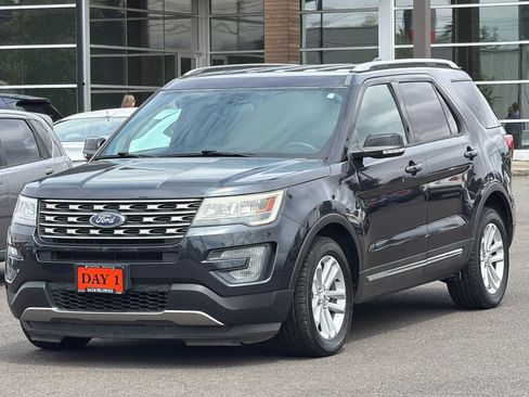 Used 2017 Ford Explorer XLT FWD image 10