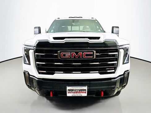 Used 2024 GMC Sierra 2500 AT4X image 2