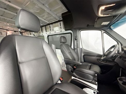 Used 2022 Mercedes-Benz Sprinter 3500 image 35