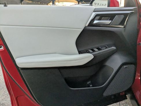 Used 2025 Mitsubishi Outlander SE image 13
