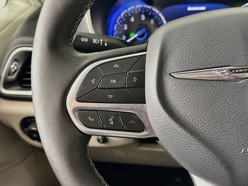 Used 2024 Chrysler Pacifica Touring-L FWD image 13