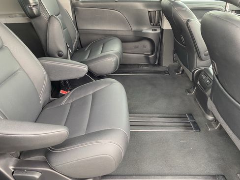 Used 2020 Toyota Sienna SE w/ Nightshade Edition FWD image 13